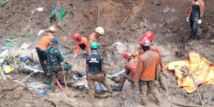 انهيار أرضي مميت يضرب منجم ذهب غير قانوني في إندونيسيا 88 انهيار أرضي مميت يضرب منجم ذهب غير قانوني في إندونيسيا