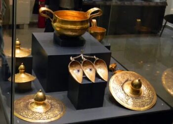 بالفيديو.. كنز «فالتشيتران» وزنه 12.5 كيلو جرام من الذهب