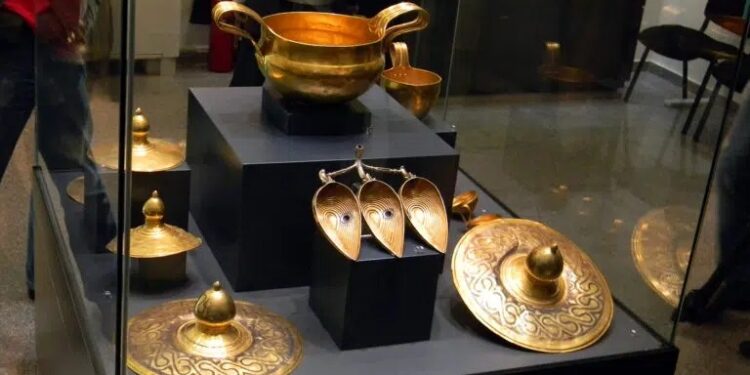 بالفيديو.. كنز «فالتشيتران» وزنه 12.5 كيلو جرام من الذهب 92 بالفيديو.. كنز «فالتشيتران» وزنه 12.5 كيلو جرام من الذهب