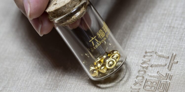 موضة جديدة.. الحبوب الذهبية بوزن جرام تجتذب الشباب في الصين 90 موضة جديدة.. الحبوب الذهبية بوزن جرام تجتذب الشباب في الصين