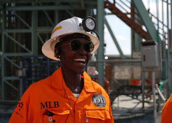 «دي بيرز» تصطحب الممثلة العالمية لوبيتا نيونجو لزيارة مناجم الألماس في جنوب أفريقيا ونامبيا