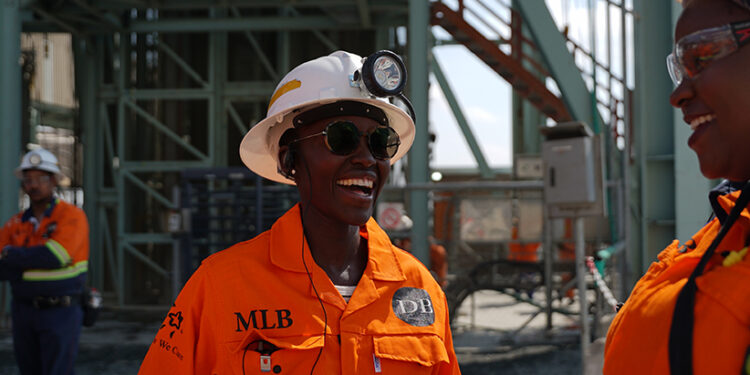«دي بيرز» تصطحب الممثلة العالمية لوبيتا نيونجو لزيارة مناجم الألماس في جنوب أفريقيا ونامبيا