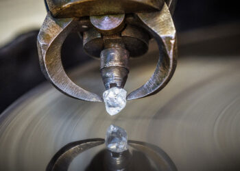 سورات.. عاصمة قطع الألماس في العالم