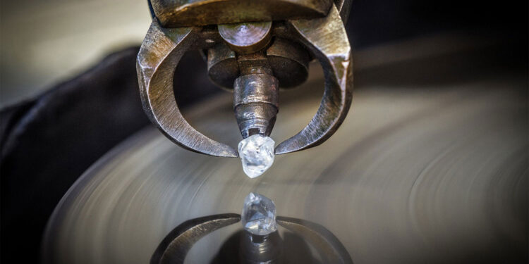 سورات.. عاصمة قطع الألماس في العالم