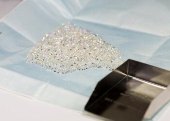 تراجع مبيعات “ألروسا”مع ضغوط العقوبات الأمريكية وتباطؤ أسواق الألماس العالمية