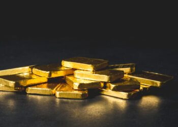 لماذا انخفضت أسعار الذهب عالميًا وارتفعت محليًا؟