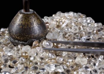 «دي بيرز» تعلن عن استعدادها لفرض شروط أكثر صرامة على استيراد الماس من مجموعة السبع