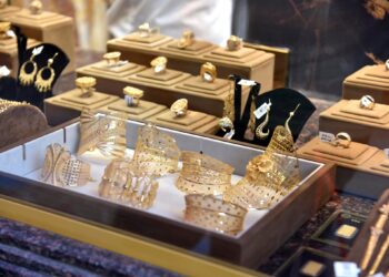 عماد سعد: تراجع طفيف في أسعار الذهب مع بداية تعاملات الإثنين