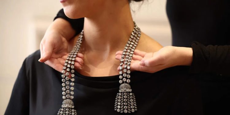 قلادة من الألماس تعرض للبيع بالمزاد العلني بقيمة 2.8 مليون دولار 92 قلادة من الألماس تعرض للبيع بالمزاد العلني بقيمة 2.8 مليون دولار