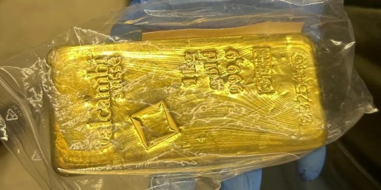 القبض على شخص بحوزته سبائك ذهب ماركة «فالكامبي» بقيمة 1.4 مليون يورو 94 القبض على شخص بحوزته سبائك ذهب ماركة «فالكامبي» بقيمة 1.4 مليون يورو