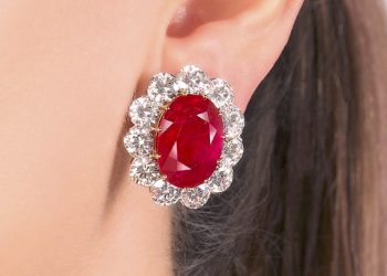 عرض أقراط من الياقوت والألماس للبيع بالمزاد ويقدر ثمنها بـ 1.6 مليون دولار