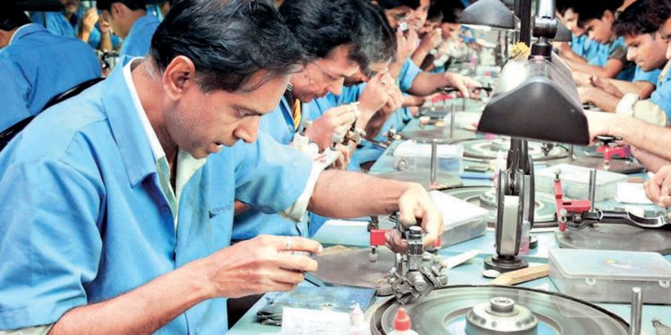 توقعات بتراجع إيرادات قطاع تصنيع الألماس في الهند بنسبة 27 % 94 توقعات بتراجع إيرادات قطاع تصنيع الألماس في الهند بنسبة 27 %