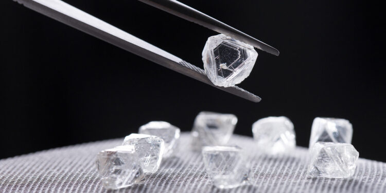 دي بيرز تكشف  عن 8 مناطق محتملة لإنتاج الألماس في أنجولا