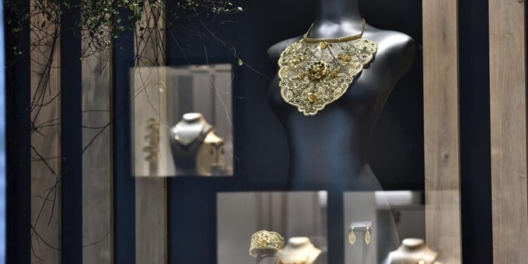 «آي صاغة»: 1 % ارتفاعًا في أسعار الذهب خلال أسبوع والأوقية تسجل مستوى قياسي جديد