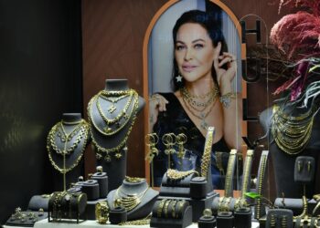 تراجع الدولار وتحسن الطلب يدفعان الذهب للصعود في ختام تعاملات الثلاثاء