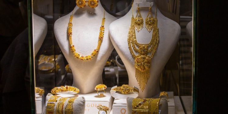 «آي صاغة»: تراجع أسعار الذهب بفعل ارتفاع الدولار عقب صدور بيانات اقتصادية إيجابية 94 «آي صاغة»: تراجع أسعار الذهب بفعل ارتفاع الدولار عقب صدور بيانات اقتصادية إيجابية