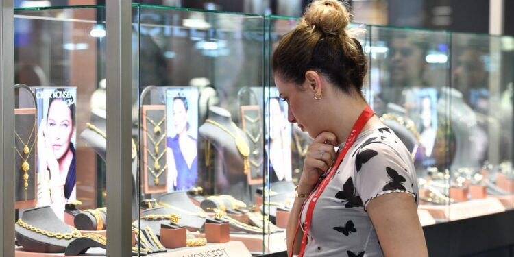 «آي صاغة»: الفقاعة العقارية أعادت المواطنين للذهب وعززت المبيعات 94 «آي صاغة»: الفقاعة العقارية أعادت المواطنين للذهب وعززت المبيعات