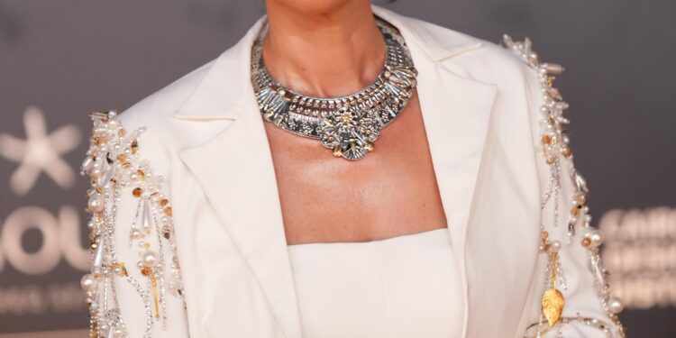 ما هي قيمة المجوهرات التي ارتدتها الممثلة «بسمة» في مهرجان الجونة ؟ 98 ما هي قيمة المجوهرات التي ارتدتها الممثلة «بسمة» في مهرجان الجونة ؟