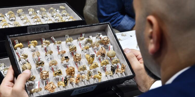 «آي صاغة»: قوة الدولار تحد من مكاسب الذهب وسط تزايد التوترات الجيوسياسية 96 «آي صاغة»: قوة الدولار تحد من مكاسب الذهب وسط تزايد التوترات الجيوسياسية