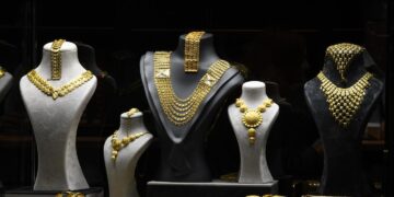 «آي صاغة»:انتعاش مبيعات الذهب يدفع الفرق بين السعر المحلي والعالمي إلى 25 جنيهًا