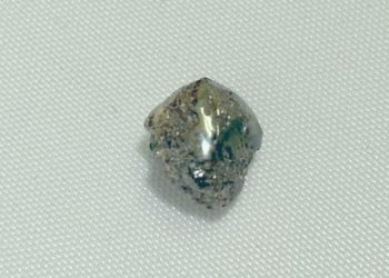 زائر يعثر على ماسة تزن 2.3 قيراط في حديقة عامة