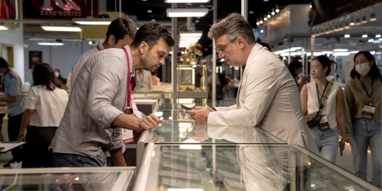 معرض بانكوك للمجوهرات يحقق طلبات بقيمة 100 مليون دولار في الدورة السبعين