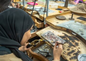 عزة فهمي: 90 مستفيدًا ضمن مشروع تأهيل شباب حرفيين في صناعة الحلي