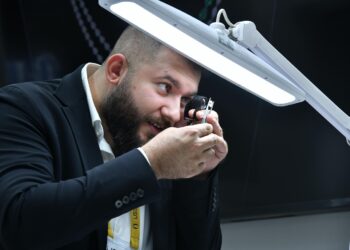 شركة ناشئة غير معروفة تهز سوق الألماس العالمي