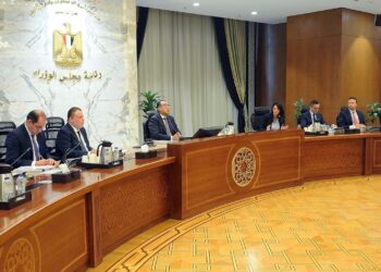 رئيس الوزراء يجتمع مع لجنة الدين الخارجي وتنظيم الاقتراض