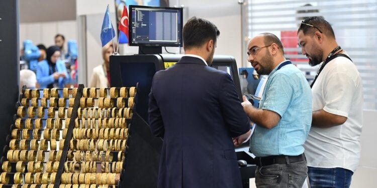 التقرير الأسبوعي لـ«آي صاغة»: 10 جنيهات تراجًعا في أسعار الذهب بالأسواق المحلية خلال أسبوع 87 التقرير الأسبوعي لـ«آي صاغة»: 10 جنيهات تراجًعا في أسعار الذهب بالأسواق المحلية خلال أسبوع