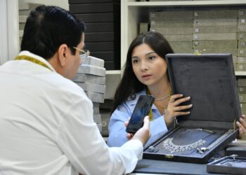 الدولار يعزز خسائر الذهب