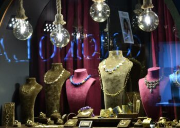 الذهب يسجل أكبر خسارة أسبوعية عقب تلميحات الفيدرالي الأمريكي بشأن السياسة النقدية