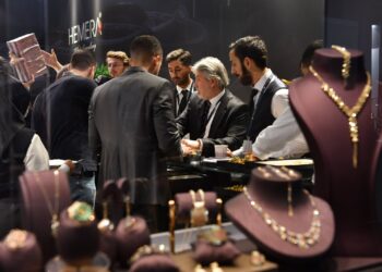 الذهب يحقق أفضل أداء أسبوعي منذ مارس 2023