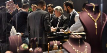 توقف سلسلة خسائر الذهب مع تراجع الدولار وتزايد المخاطر الجيوسياسية