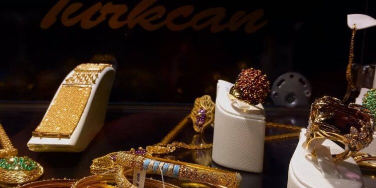 تراجع أسعار الذهب بالأسواق المحلية وعيار 21 يهبط إلى 3725 جنيهًا 94 تراجع أسعار الذهب بعد اختيار بيسنت وزيرًا للخزانة