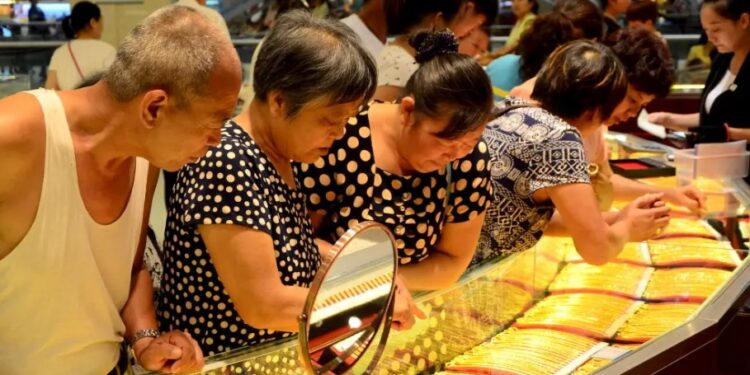 اندفاع الصينيين نحو الذهب أشعلته حالة عدم اليقين في الولايات المتحدة وفي الداخل 96 اندفاع الصينيين نحو الذهب أشعلته حالة عدم اليقين في الولايات المتحدة وفي الداخل