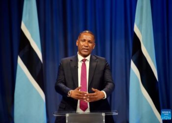 رئيس بوتسوانا الجديد يعتزم إبرام اتفاقية بيع الماس مع شركة دي بيرز قريبًا