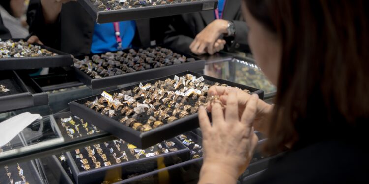 انطلاق الدورة 71 من معرض بانكوك الدولي للمجوهرات في فبراير المقبل 94 انطلاق الدورة 71 من معرض بانكوك الدولي للمجوهرات في فبراير المقبل