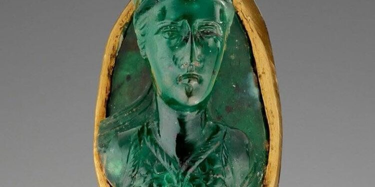 خاتم مرصع بحجر عقيق منقوش من القرن الأول الميلادي