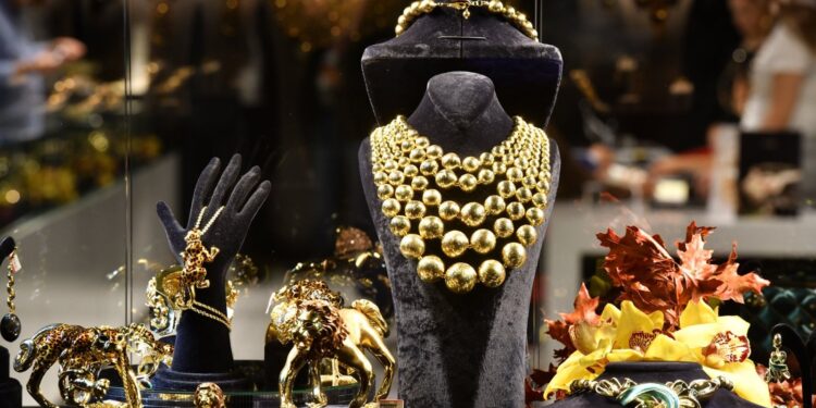 «آي صاغة»: تراجعات طفيفة في أسعار الذهب مع ضغوط البيع وجنى الأرباح  86 الذهب يرتفع على خلفية آمال خفض الفيدرالي الأمريكي لأسعار الفائدة في ديسمبر