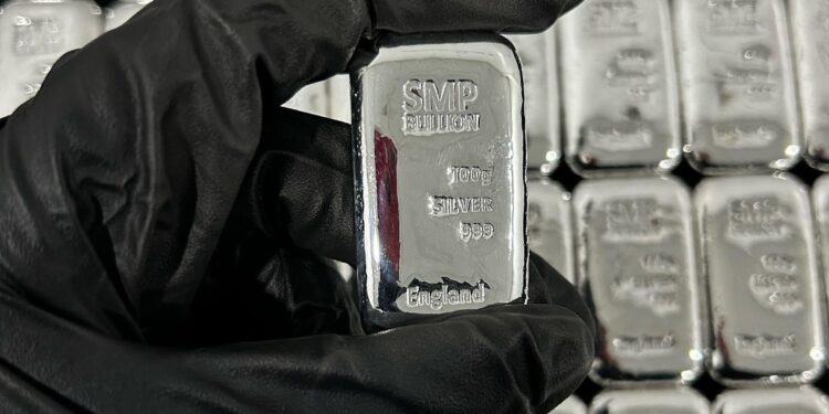 «الملاذ الآمن»: الفضة تزاحم الذهب بدعم من الطلب المتزايد على الملاذات الآمنة 92 «الملاذ الآمن»: الفضة تزاحم الذهب بدعم من الطلب المتزايد على الملاذات الآمنة