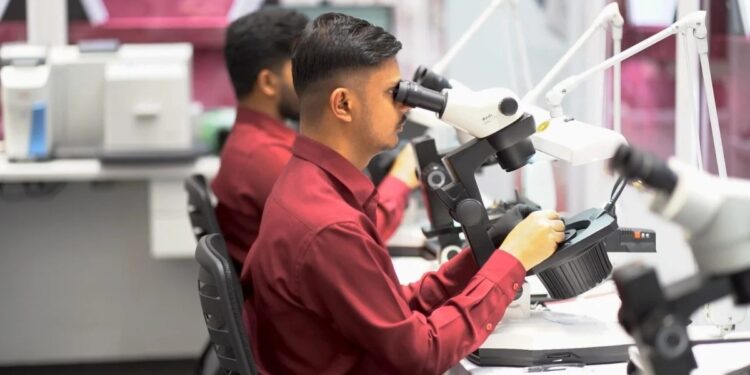 قطر تدشين أول مختبر معتمد لفحص الألماس والأحجار الكريمة 95 قطر تدشين أول مختبر معتمد لفحص الألماس والأحجار الكريمة