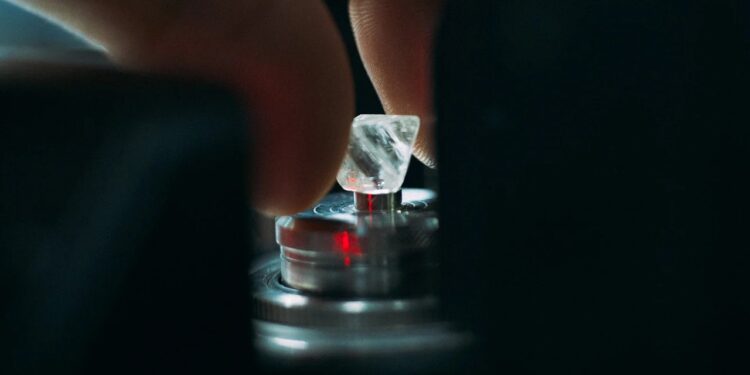 شكوى في الأسواق من نقص الألماس كبير الوزن