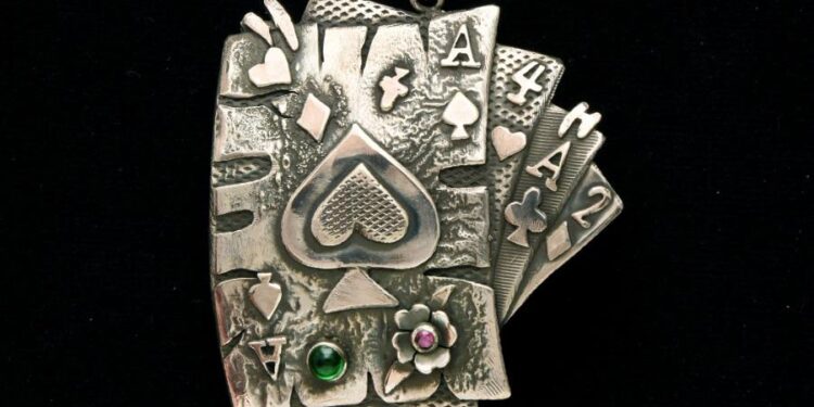 “نوكس آرت جاليري” يشهد أول معرض لفن الحلي بالتعاون مع الفنانة رحاب عبد العال