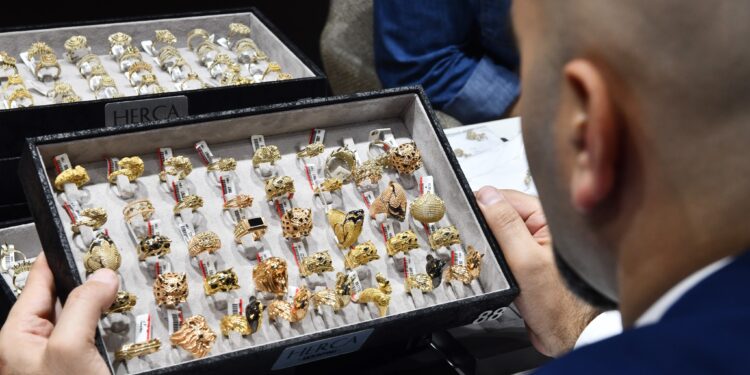 المصريون يشترون 11.1 طن من الذهب في الربع الأول من 2025 94 المصريون يشترون 11.1 طن من الذهب في الربع الأول من 2025