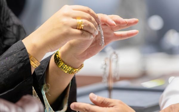 استقرار أسعار الذهب في الخليج وسط تراجع عالمي.. والسوق يترقب التطورات السياسية والاقتصادية