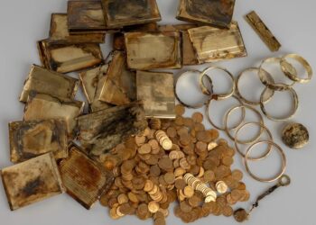 كنز ذهبي غامض في جبال التشيك يُشعل التساؤلات: متجولان يعثران على 598 عملة نادرة داخل صندوق مدفون