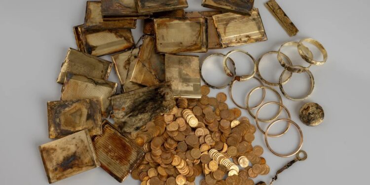 كنز ذهبي غامض في جبال التشيك يُشعل التساؤلات: متجولان يعثران على 598 عملة نادرة داخل صندوق مدفون