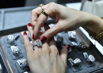 محمود جمال: الأزمات الجيوسياسية تصنع مراكز نفوذ جديدة في تجارة الألماس