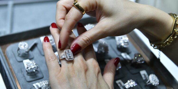 محمود جمال: الأزمات الجيوسياسية تصنع مراكز نفوذ جديدة في تجارة الألماس